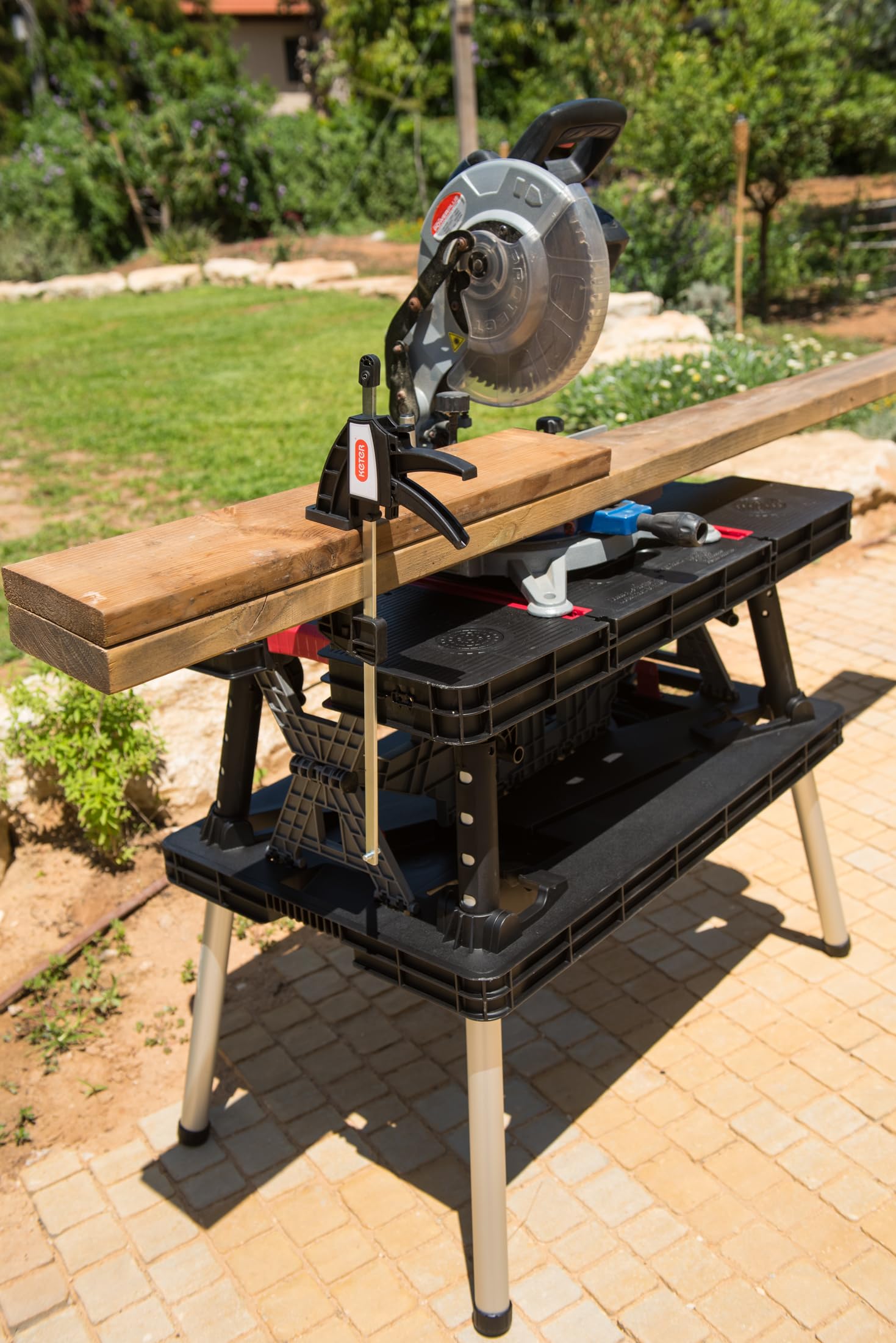 keter-master-pro-folding-work-table-faltbare-werkbank-91x55-5x75-5-cm-bis-450-kg image 6