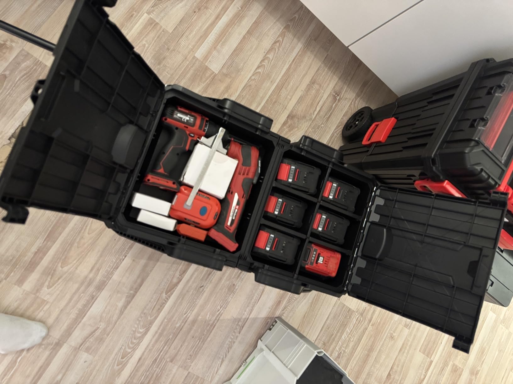 Robust, praktisch, mobil – was will man mehr? Sehr zufrieden mit Rollen und Fächern für alle Arbeiten rund um Haus, Balkon und Terrasse jeden Tag.