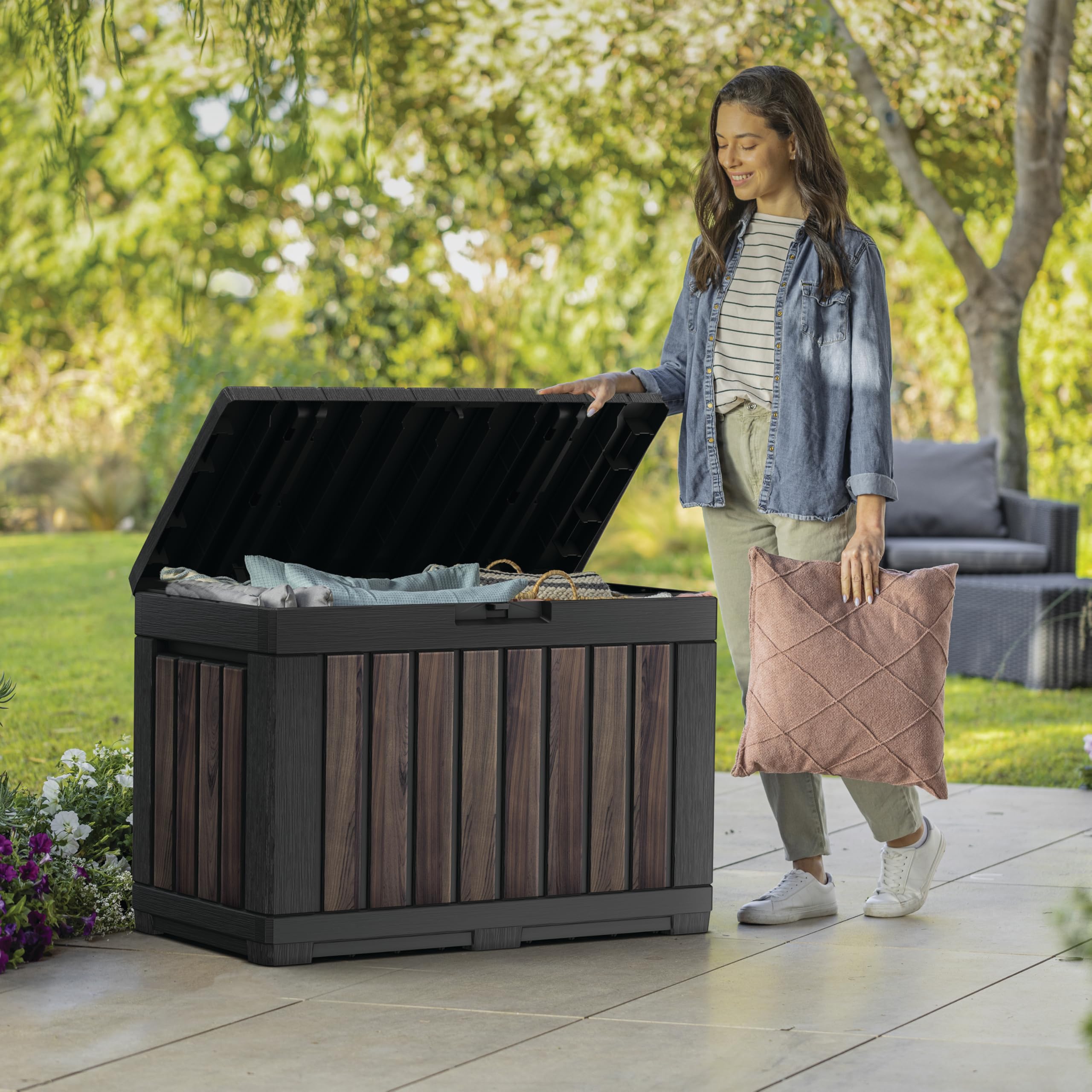 keter-gartentruhe-kentwood-190l-decocoat-rosenholzoptik-sitztruhe-160-kg image 6