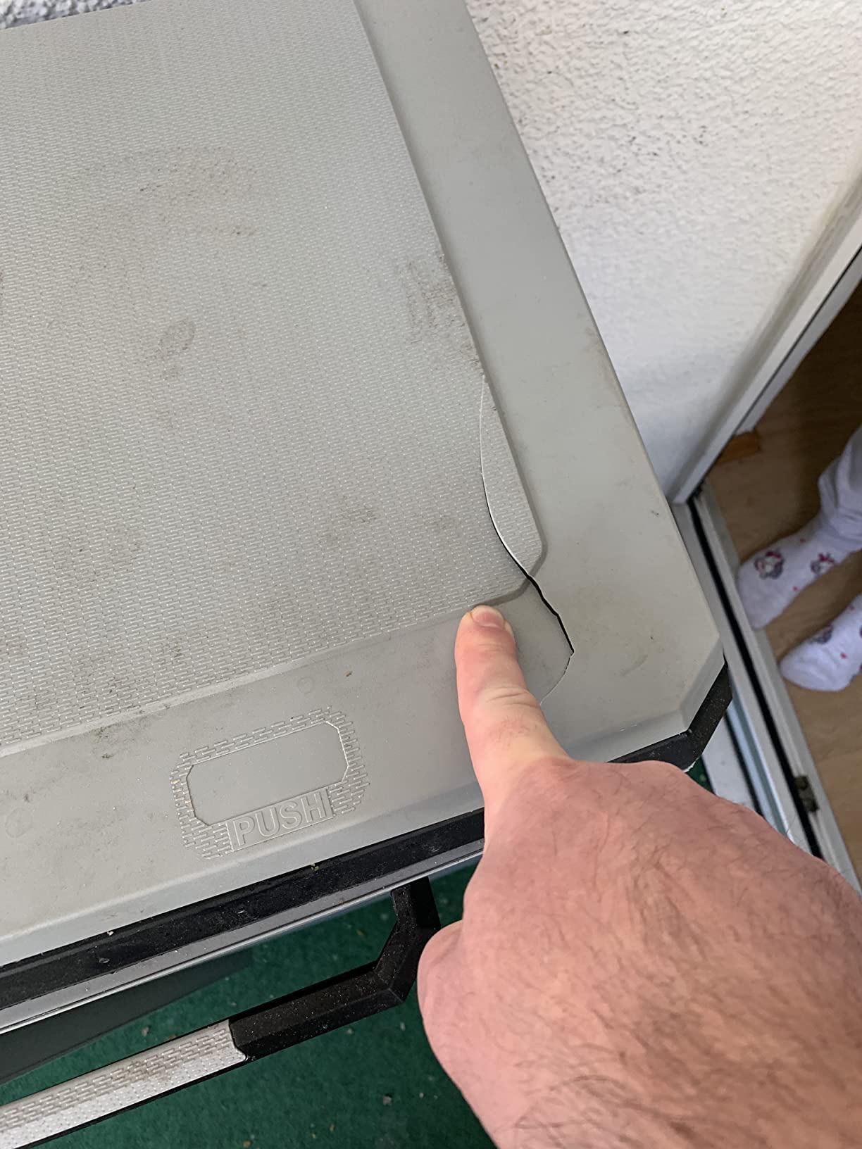 Junge Familie empfiehlt