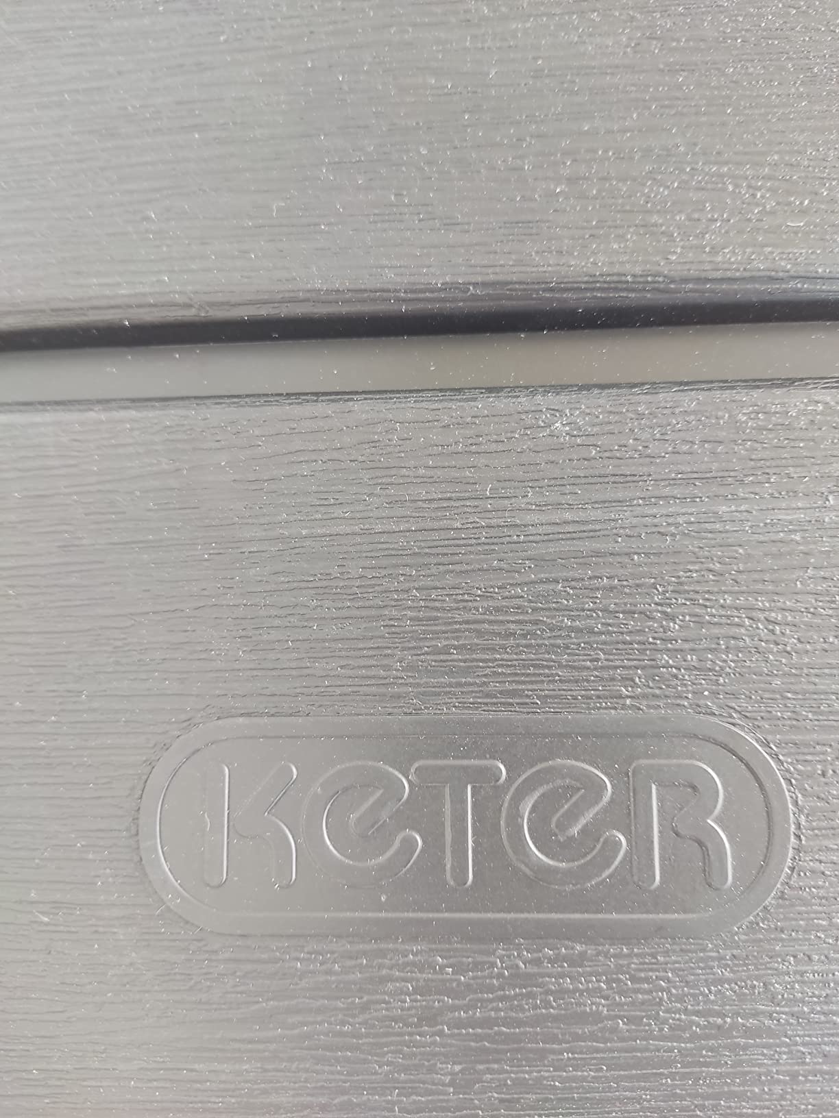 Groß, aber nicht ganz dicht an den Seiten